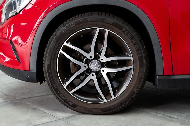 Mercedes-Benz GLA 220d 4MATIC*HARMAN*KAMERA*ČR 1 - fotka 33 z 41