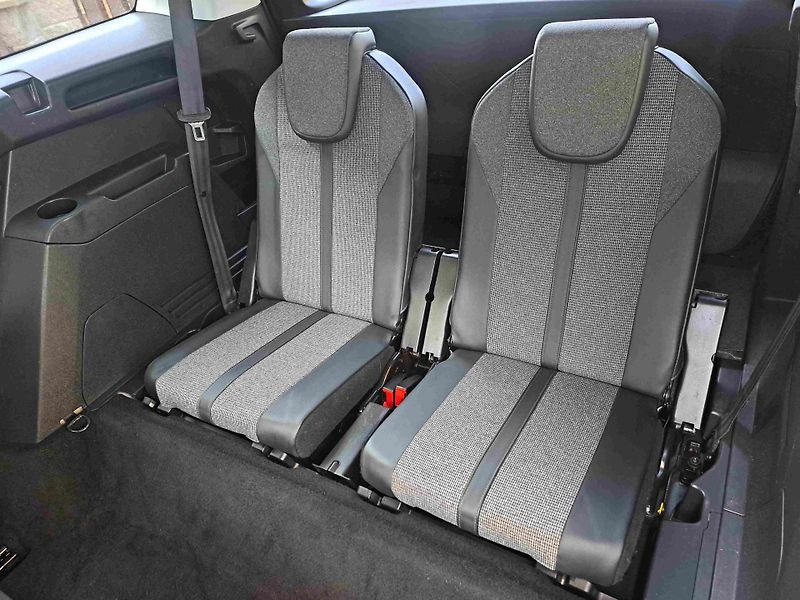 Peugeot 5008 (2019) 1,2 PT EAT8 ALLURE 18ALU NAVI  - fotka 12 z 24