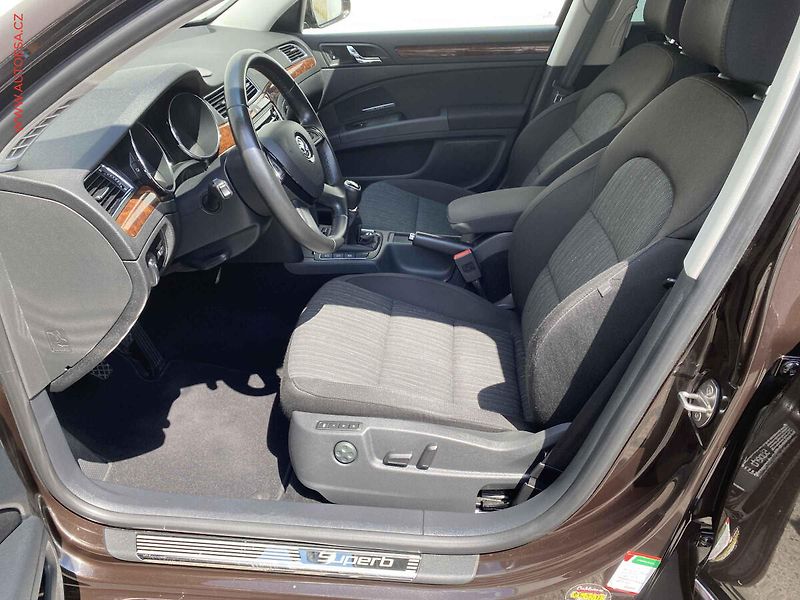 Škoda Superb (2015) 2.0TDi, ČR, AC, bixen, park - fotka 9 z 19