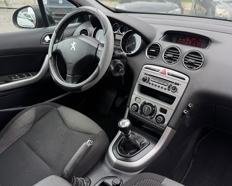 Peugeot 308 (2013) - fotka 9 z 12