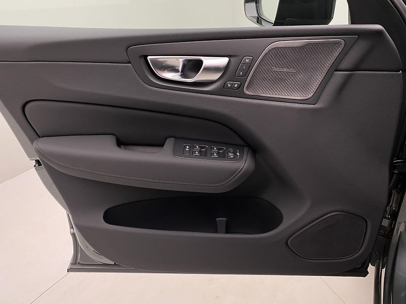 Volvo XC60 (2026) B5 AWD AUT DARK PLUS - fotka 7 z 69