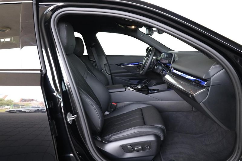 BMW Řada 5 540d xDrive Touring - fotka 28 z 35