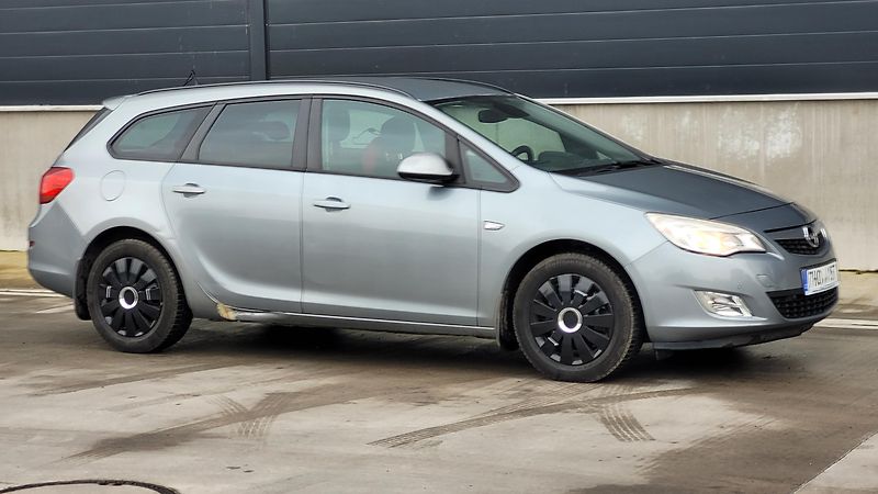 Opel Astra (2012) 1,7 CDTI 92KW - fotka 9 z 17