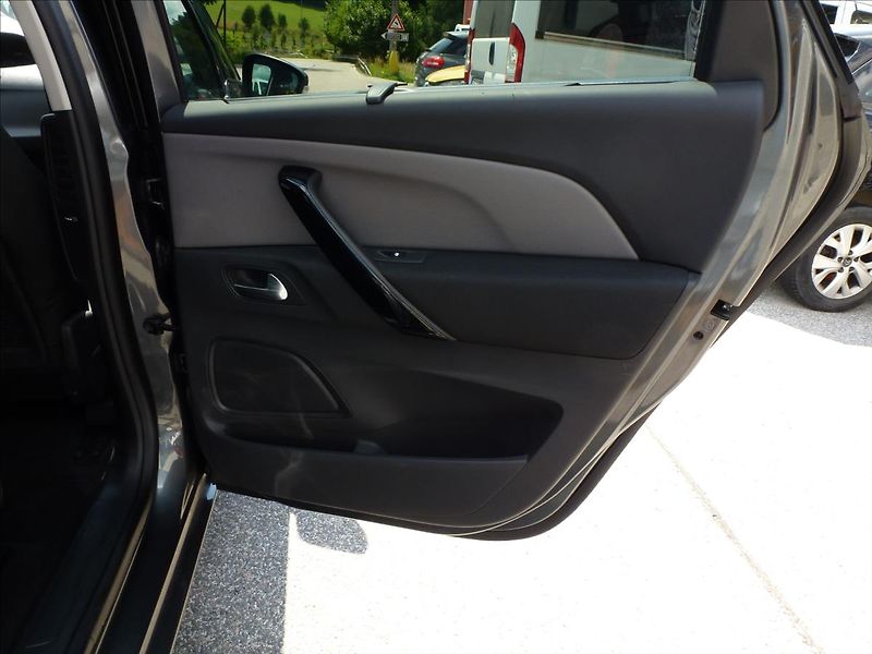 Citroën C4 Picasso 1,2 PureTech 130 6MAN Turbo Od - fotka 25 z 55