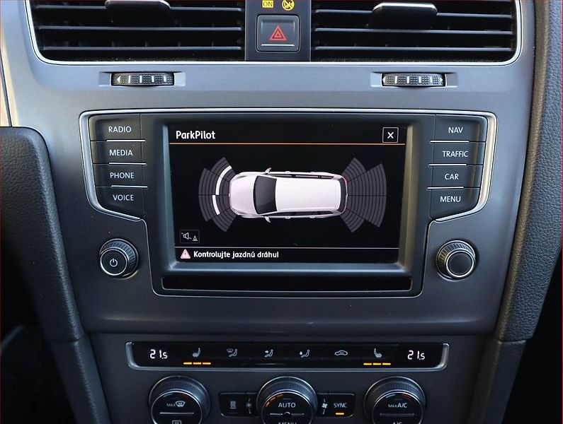 Volkswagen Golf (2015) 1.6 TDI, Navi, Xenony - fotka 15 z 20