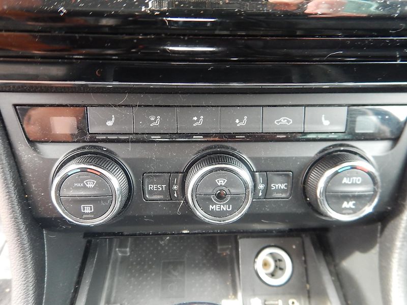 Škoda Superb 2.0 TDI, DSG, 4x4, TAŽNÉ - fotka 27 z 35