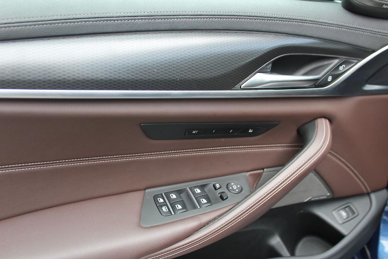 BMW Řada 5 M550i xDrive Sedan - fotka 10 z 28