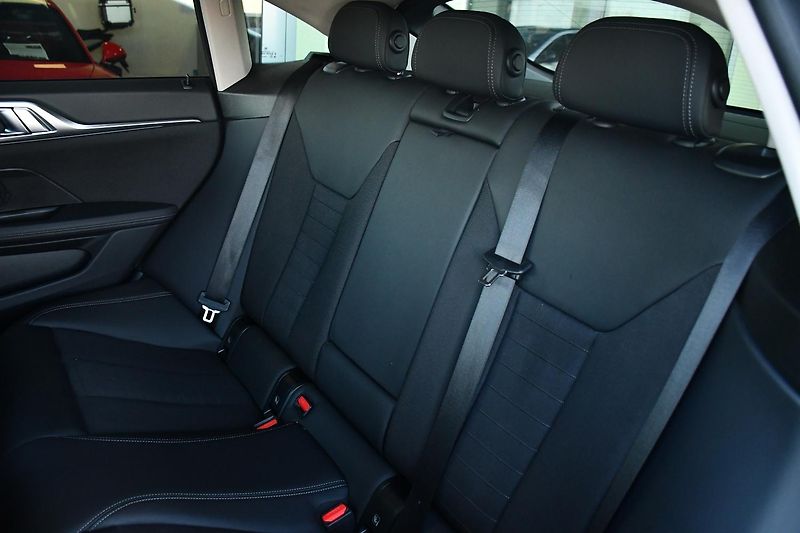 BMW i4 eDrive40 NAV REZERVACE - fotka 18 z 41