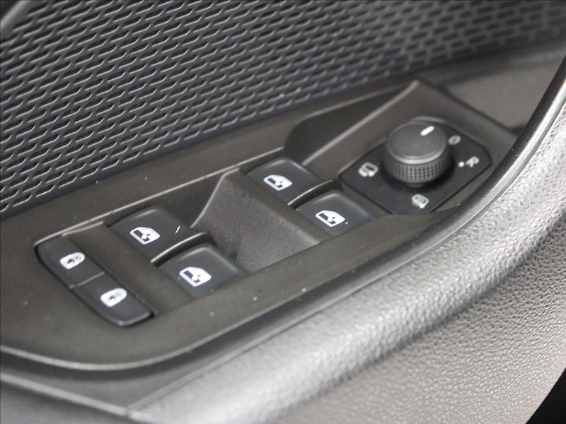 Škoda Octavia 2,0 TDI DSG style 1. maj. CZ - fotka 15 z 33