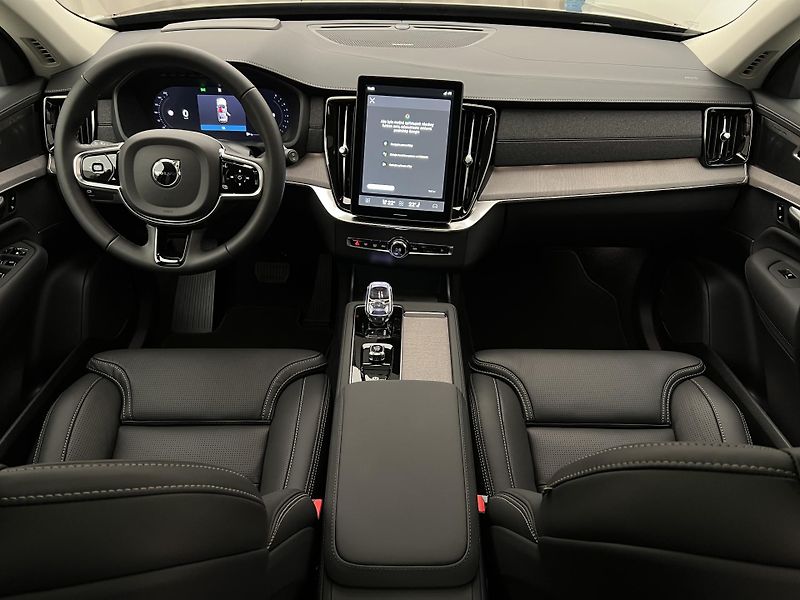 Volvo XC90 (2026) B5 AWD DARK PLUS - fotka 2 z 43