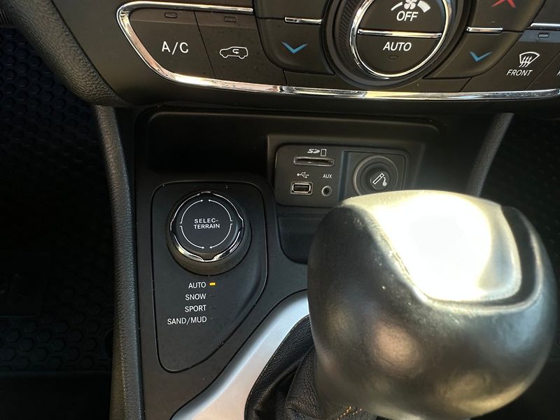 Jeep Cherokee 2.2 CRD 4x4/147kW/Automat/1MAJ - fotka 36 z 37