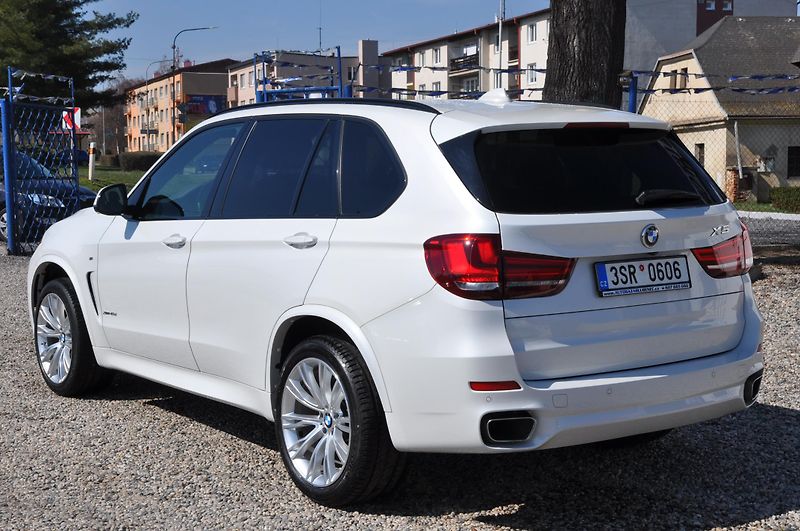 BMW X5 xDrive 40d 230kW M-Paket - fotka 4 z 33