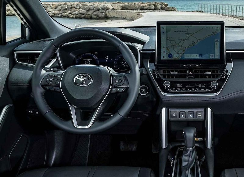 V terénu opravdu pomůže silnější zadní elektromotor