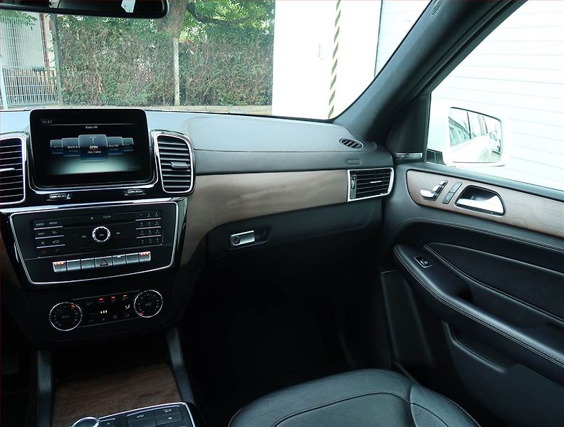 Mercedes-Benz GLS (2016) 350 d 4MATIC - fotka 8 z 30
