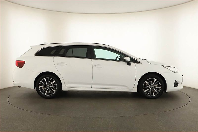 Toyota Avensis (2015) 2.0 D-4D, Navi, Tempomat - fotka 6 z 14