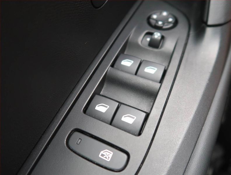 Peugeot 2008 (2022) Allure 1.2 PureTech, Automat - fotka 14 z 14
