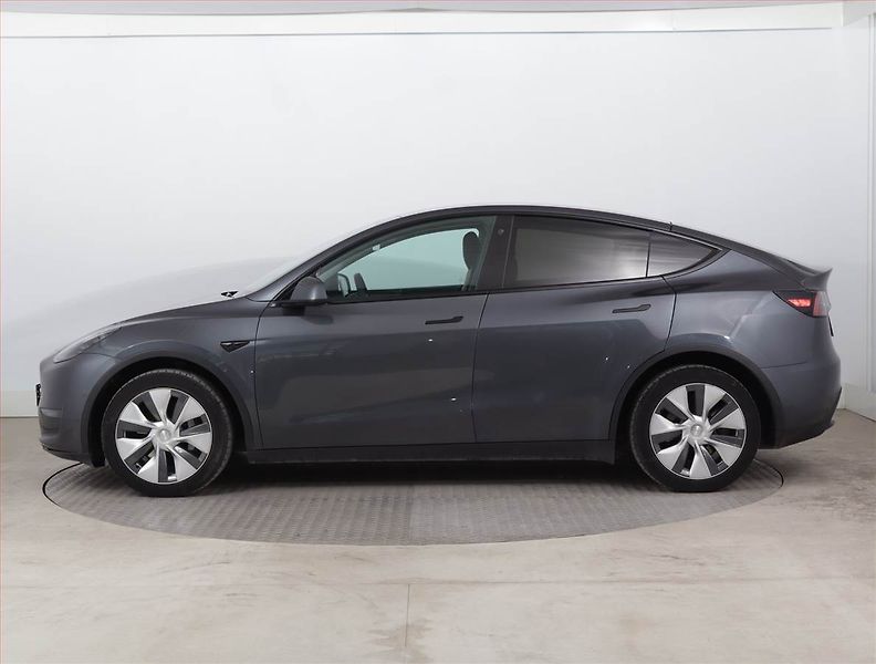 Tesla Model Y (2022) Long Range AWD 79kWh, SoH 89% - fotka 3 z 24