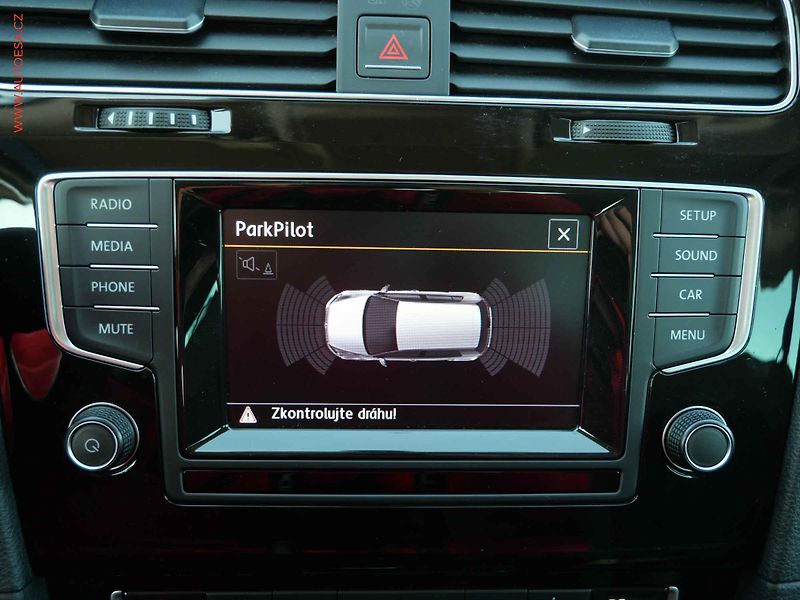 Volkswagen Golf (2015) 2.0 TDi VII, Highline - fotka 21 z 23