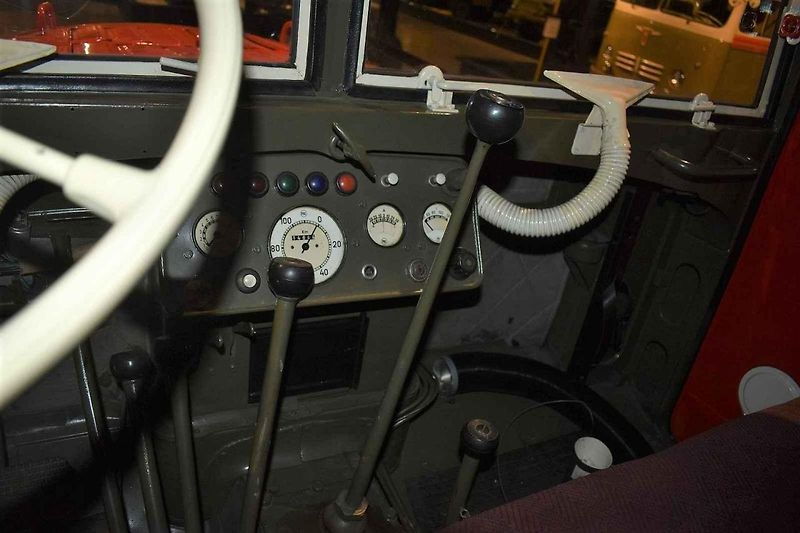 Tatra 111 ve válečné (vlevo) i poválečné verzi