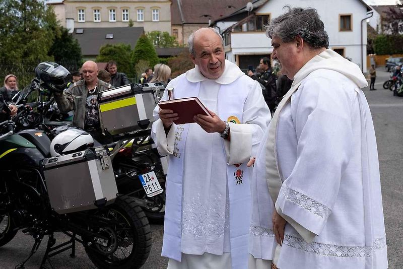 Motorkáři se sjeli na žehnání v bazilice v Jablonném.
