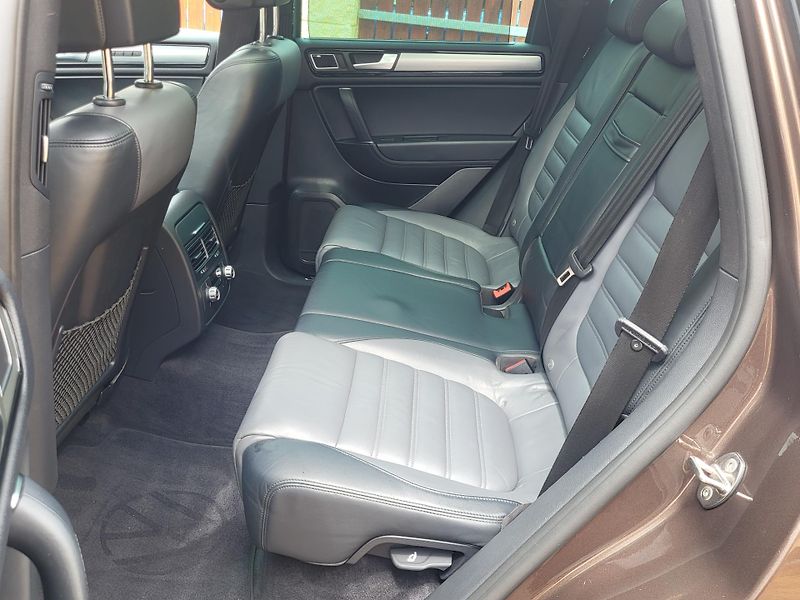 Volkswagen Touareg (2014) 4.2TDi V8 250KW*R-LINE*PANORAM - fotka 31 z 55