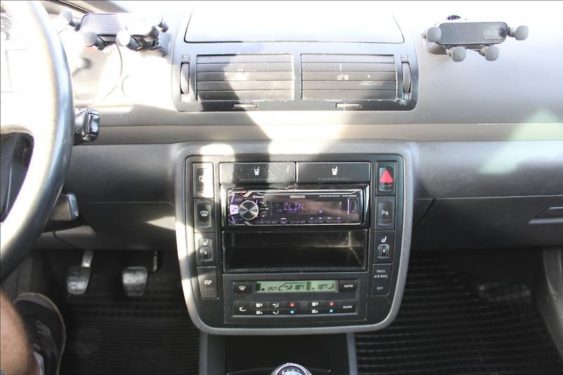 Volkswagen Sharan 1,9 TDi  TAŽNÉ,XENONY,7-MÍST - fotka 19 z 31