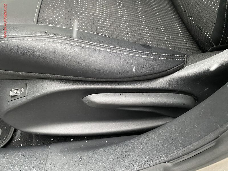 Peugeot 2008 (2016) 1.6 HDi, Allure, navi - fotka 14 z 20