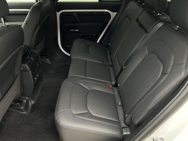 Land Rover Defender 110 D300 X-DYNAMIC SE AWD AUT  - fotka 6 z 43