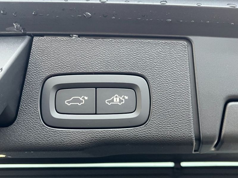Volvo XC60 Plus Dark T6 AWD 257kW - fotka 23 z 25