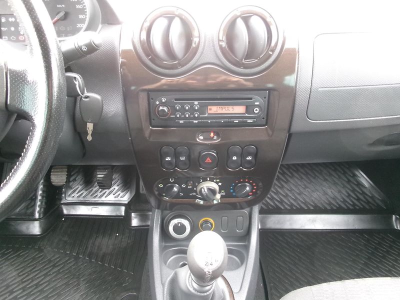 Dacia Duster (2010) 1,6 16V 4x4 KLIMA TAŽNÉ ALU - fotka 24 z 30