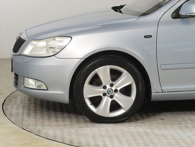 Škoda Octavia (2009) Laurin&Klement 2.0 TDI, Xenony - fotka 14 z 25