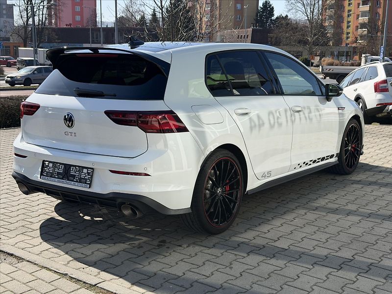 Volkswagen Golf 2,0   GTI EDICE 45 300 PS Akra - fotka 8 z 31