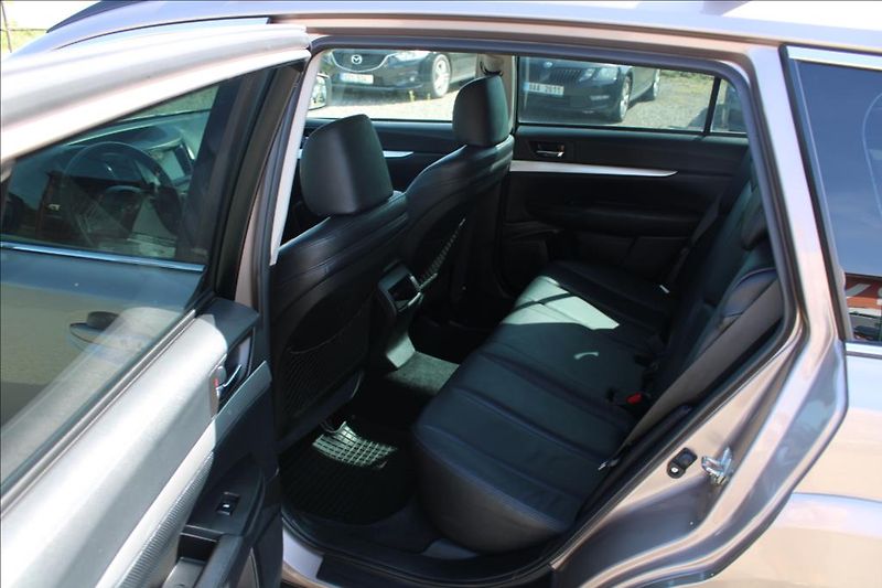 Subaru Outback 2,0 D  4 x 4, ČR, SERVISKA - fotka 12 z 29