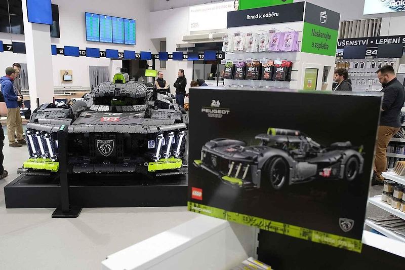 Instalace modelu stavebnice Peugeot Le Mans za účasti designera společnosti Lego.