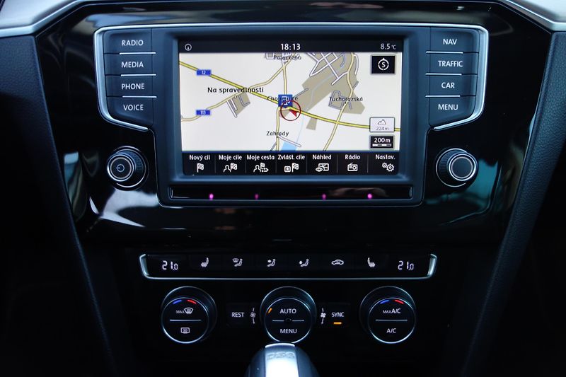 Volkswagen Passat 2.0TDi Highline 110kW DSG LED - fotka 12 z 23