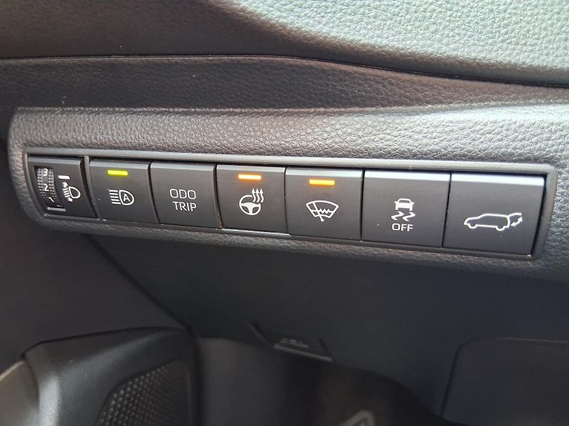 Toyota Corolla GR DYNAMIC JBL 2.0 Hyb. 144 kW - fotka 25 z 31
