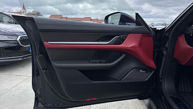 Porsche Taycan 4S - fotka 21 z 25
