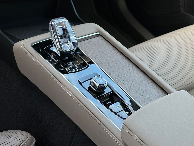 Volvo XC90 B5 PLUS, 360°, VZDUCH, VENTILA - fotka 11 z 25