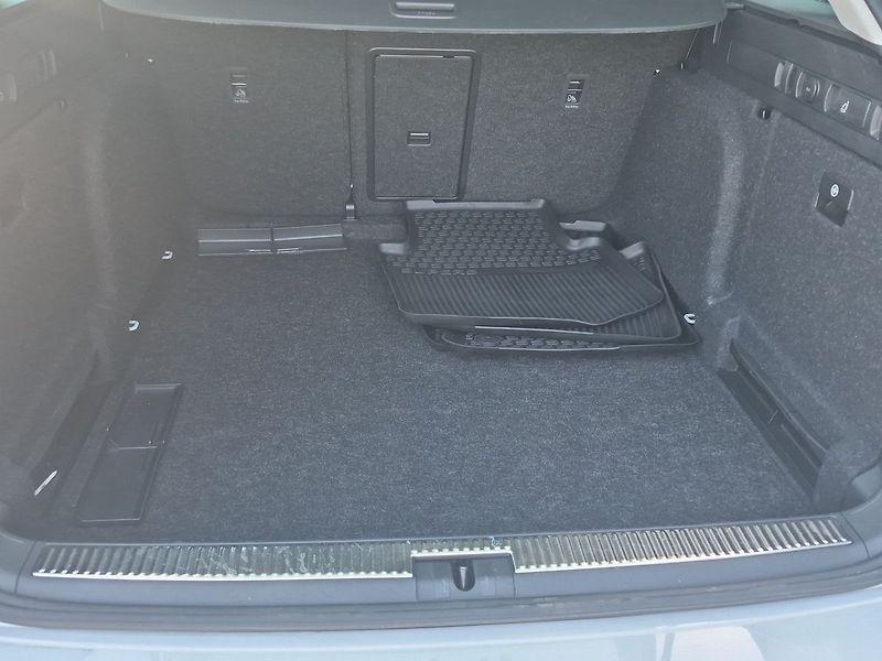 Škoda Superb Combi 2.0 TSI DSG Style+ 140 k - fotka 23 z 25