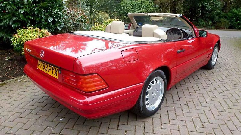Mercedes-Benz SL500, který stál 21 let v garáži kvůli zapomenutým klíčům.