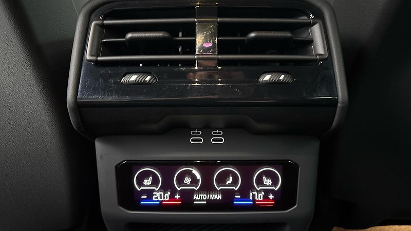BMW i5 40 AUT eDrive M-paket Touring - fotka 23 z 33