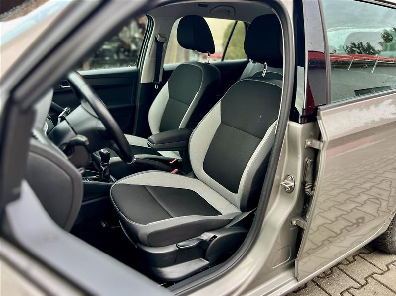 Škoda Fabia 1,0 MPI / KLIMA - fotka 9 z 37