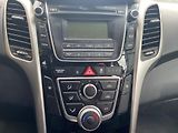 Hyundai i30 1.6-NÍZKÉ KM-1.maj-facelift - náhled 13