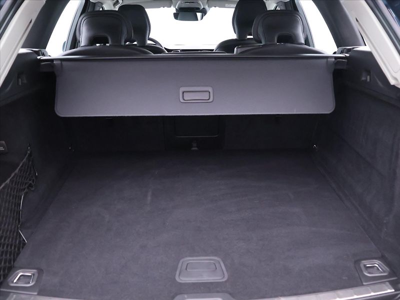 Volvo XC60 2,0 145 kW D4 AWD Momentum - fotka 10 z 31
