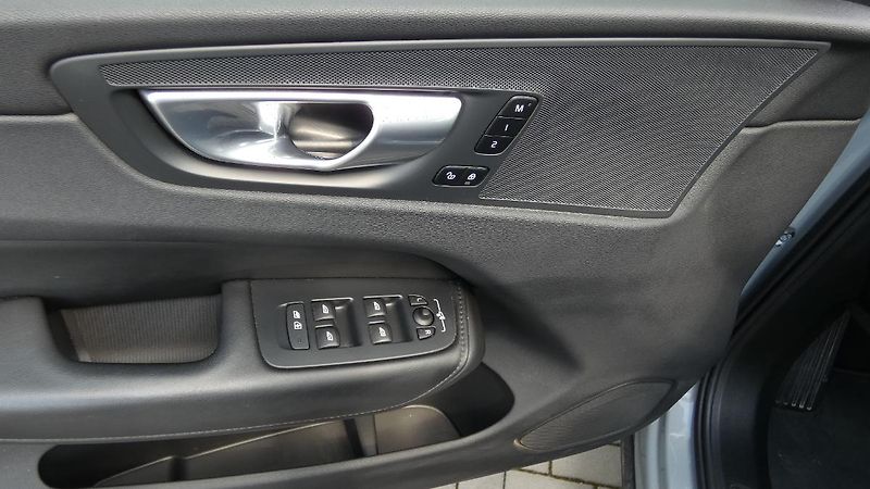 Volvo XC60 B4 mHEV AWD Plus Dark - fotka 9 z 22