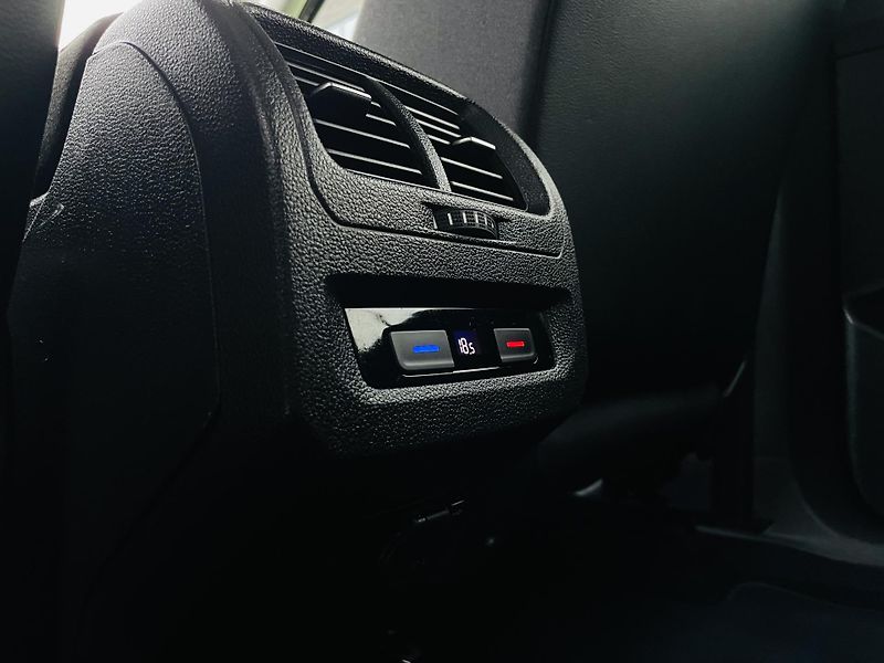 Volkswagen Touran 1.2TSI MANUÁL 7MÍST SERVISKA - fotka 34 z 42