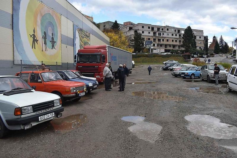 Historie na silnici! Fanoušci starých vozů zaplnili centrum Adamova. Na tradiční Doklikované.