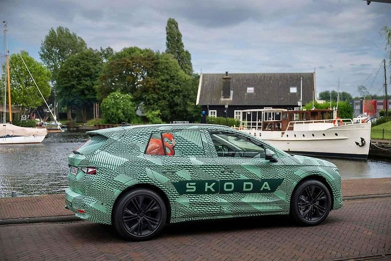 Škoda Elroq při testovacích jízdách s kamuflovanými kusy