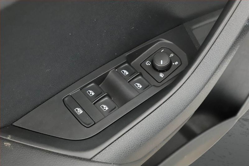Škoda Karoq (2024) Fresh 2.0 TDI - fotka 17 z 19