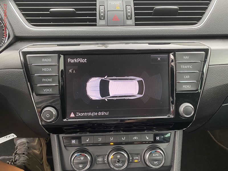 Škoda Superb (2015) 2.0 TDi, Style, DSG, bixen - fotka 20 z 20